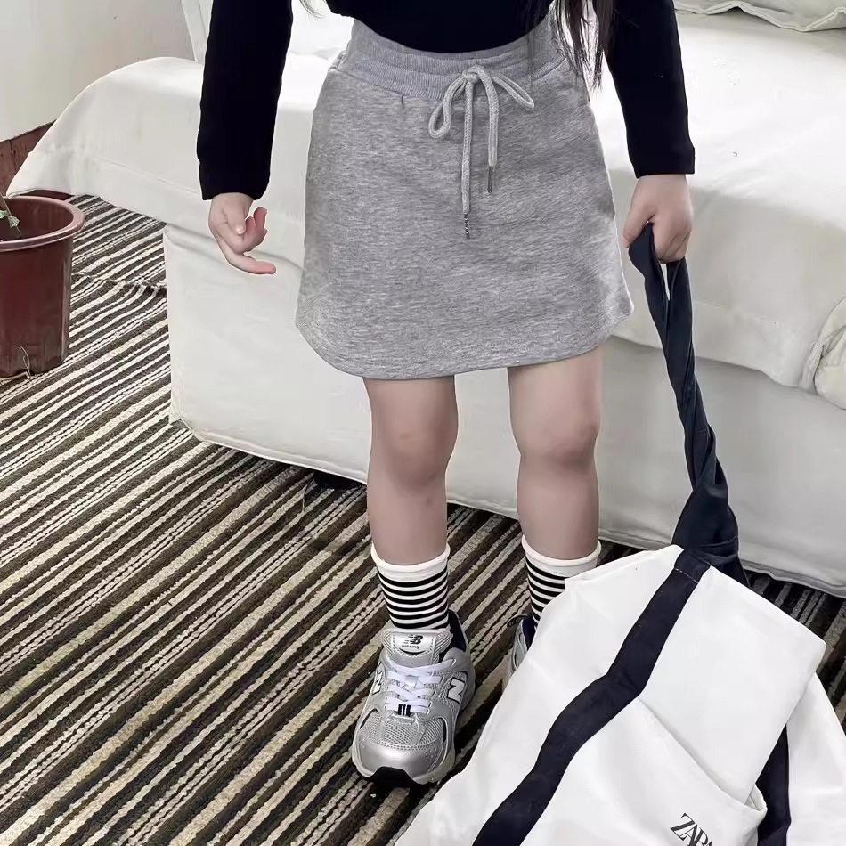 女童灰色运动半身裙2026春秋夏款洋气高腰儿童卫衣包臀裙休闲短裙