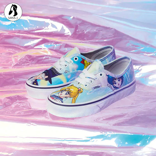 VANS美少女展示联名情侣帆布鞋
