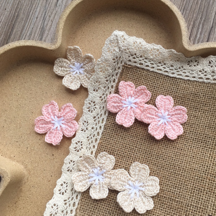 原创日系樱花胸针 手钩胸花 布贴 4cm小花佩饰售完欣赏
