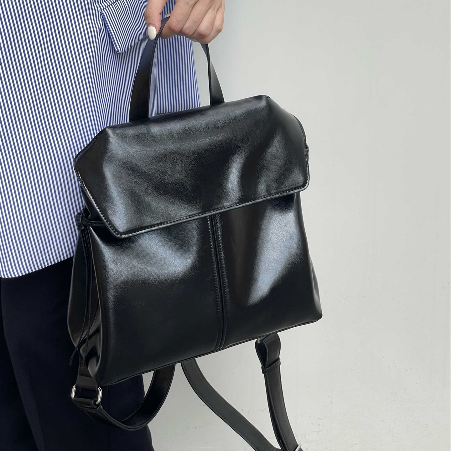 2026新款英伦风复古翻盖双肩包女大容量通勤旅行背包黑色