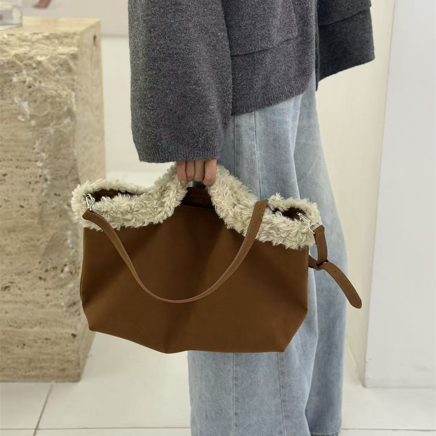 麂皮绒拼接羊羔毛手提托特包