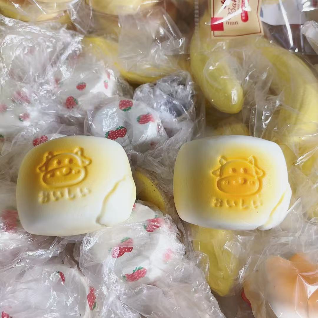 手感湿软慢粘仿真pu牛乳面包慢回弹捏捏乐解减压模型道具一件