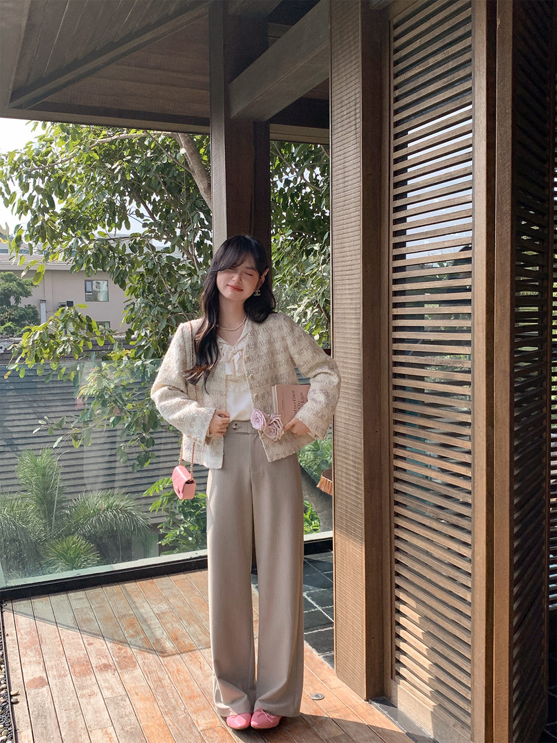 Woman wearing a beige casual outfit outdoors