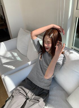 撞色波点印花圆领中袖上衣夏季洋气小衫设计感修身T恤女
