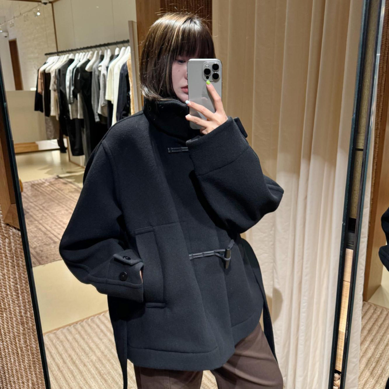 黑色牛角扣短款呢子大衣女秋冬新