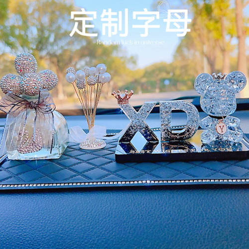 创意车载摆件2026新款定制字母网红中控台仪表盘汽车摆件装饰品