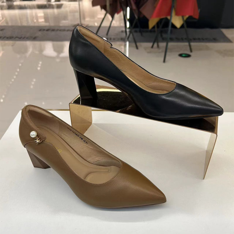 C.BANNER千百度2025秋正品浅口尖头粗跟简约通勤女单鞋A25471674