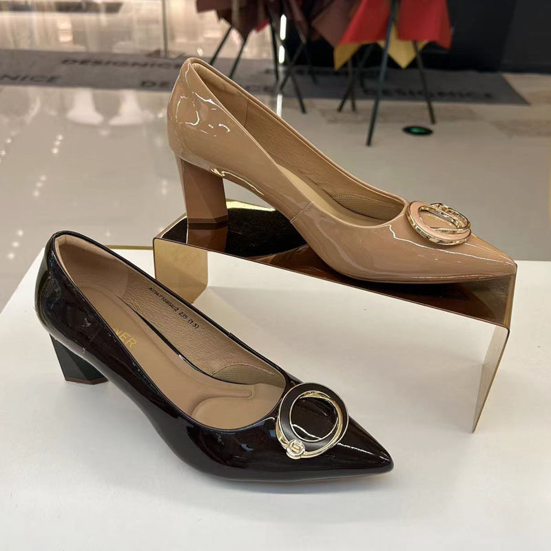 C.BANNER千百度2025秋正品浅口尖头粗跟亮皮通勤女单鞋A25471688