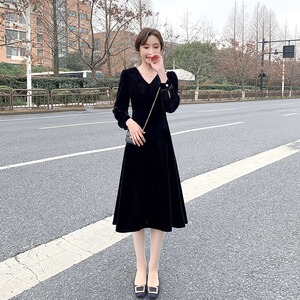 小个子赫本风黑色连衣裙女2024新款秋显瘦v领金丝绒小黑裙a字裙子