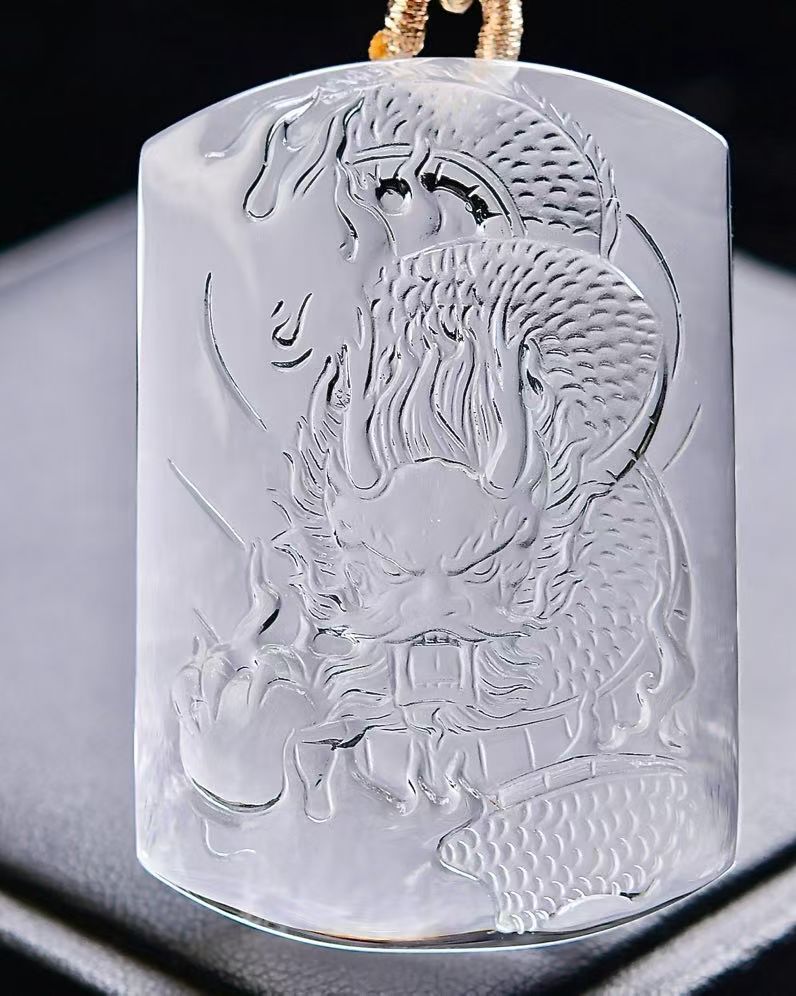 天然白水晶龙牌吊坠，造型饱满，颈饰