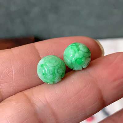 天然A货翡翠阳绿雕花圆珠一对