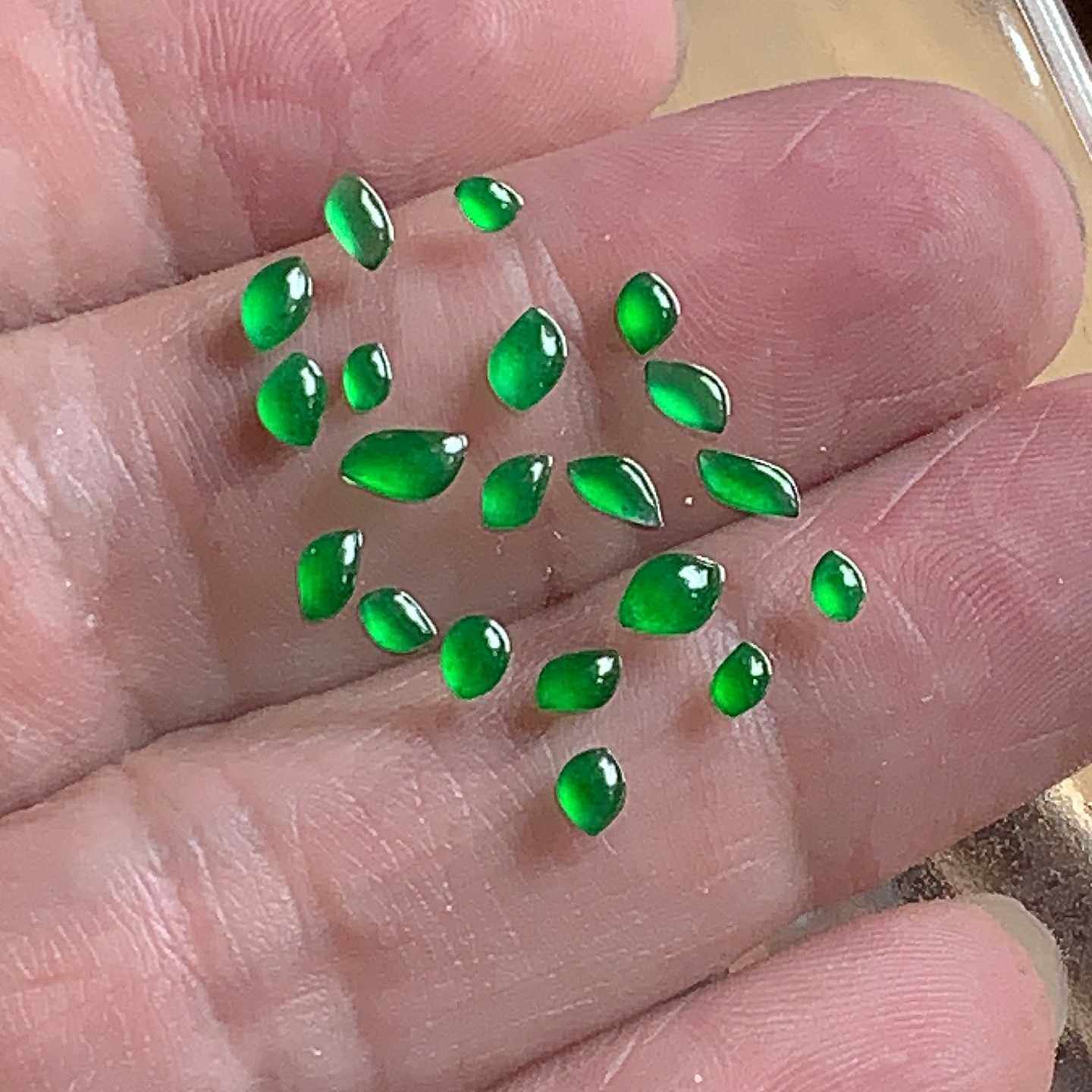 翠都翡翠珠宝天然A货玉石裸石镶嵌面阳绿随形戒面每一颗100元