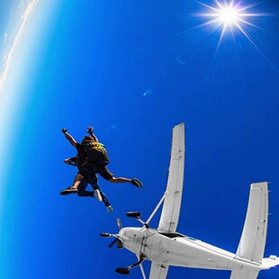澳大利亚旅游惠森迪圣灵群岛艾尔利海滩高空跳伞白天堂skydive
