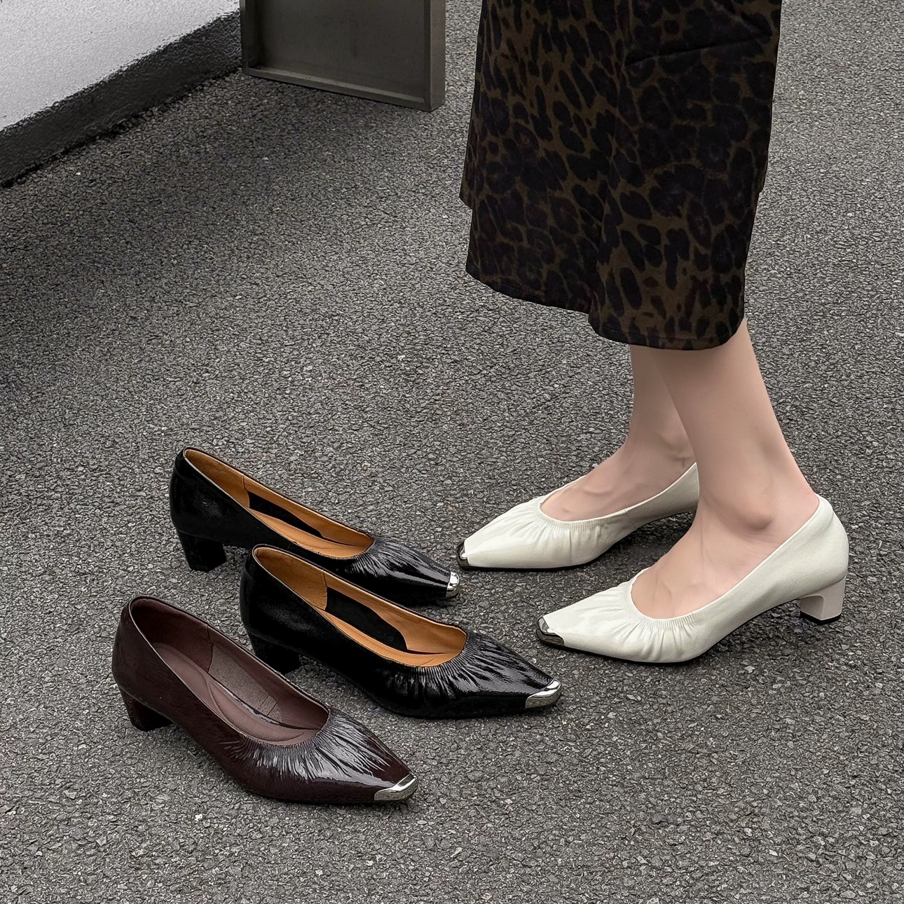 98D935-2新款牛漆皮4分粗跟鸭嘴防踢头百褶面女士浅口单鞋