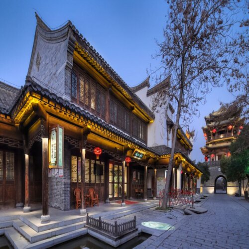 台儿庄古城坐落于枣庄市东南，处于京杭大运河的中心点； 地处山东和江苏两省交界处，这里可体验到鲁南风情和苏北民俗； 集&ldquo;运河文化&rdquo;和&ldquo;大战文化&rdquo;为一城，融&ldquo;齐鲁豪情&rdquo;和&ldquo;江南韵致&rdquo;于一域