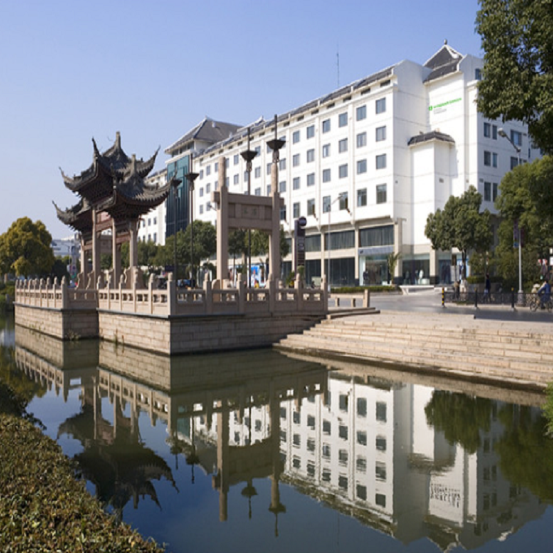 【宿】2晚* 豪华房 32㎡ 大床1.8m/双床1.2m 【食】每间房次日双人自助早餐 【食】除夕年夜饭晚餐桌餐（8人 / 10人套餐）/年初一双人自助晚餐 【享】免费健身房、免费停车、酒店wifi