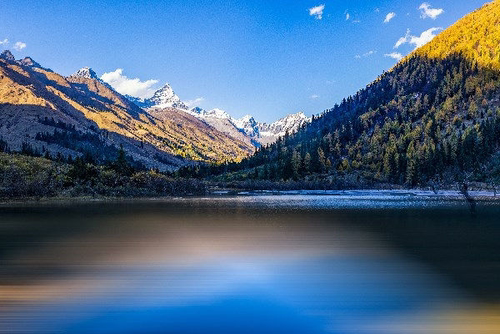 新都桥，摄影家的天堂 东方圣山-四姑娘山，山峰雄峻奇异，地貌鬼斧神工 稻城亚丁，和谐的田园牧歌之地 专车服务，行程可调，正规旅游合同有售后保障