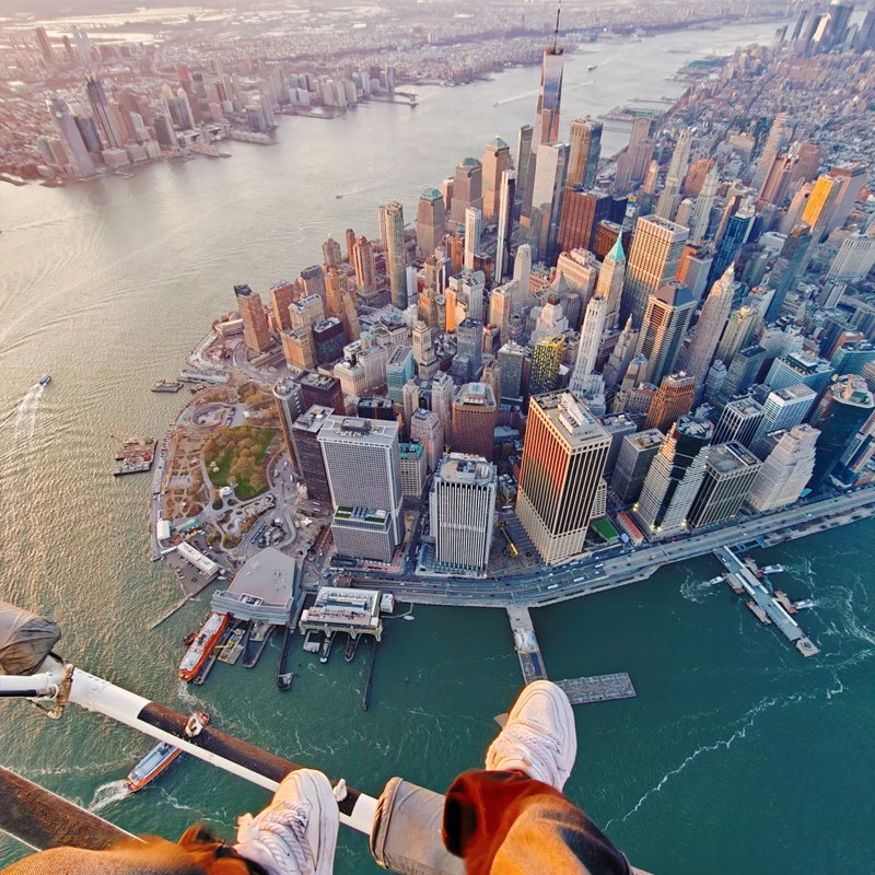 设粤菜、日料等多家特色餐厅，七楼水疗中心有日式浴缸与蒸汽房 推行智能节能举措，提供睡眠健康套餐，还适配家庭出行与宠物入住 套餐含每天双人早餐，送酒店消费券 享VIP礼遇，提前入住延迟退房、免费升级房间、生日布置等