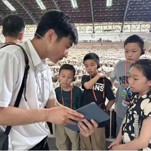 大咖深度讲解，打开新世界的大门 精心策划讲解主题，从各方面了解历史 可独立讲解，1家1团，一对一问答 不怕听不清，配置高清蓝牙耳麦