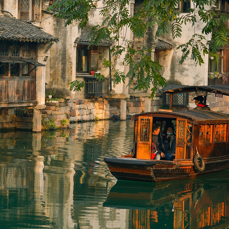 西栅景区内住宿 1间1晚 西栅景区门票2张 西栅双人游船拼船体验+将军府双人火锅套餐 住宿期间无限次出入景区+免费游览车乘坐+免费行李托运+早餐