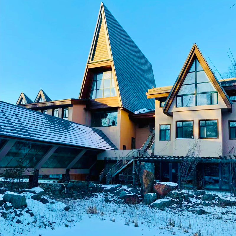 无限次真火山温泉，高铁站含接送，可享长白山景区VIP通道 坐落于长白山脚下，地处森林氧吧中，环境优美，融入自然生态 引入长白山北坡聚龙泉群的火山自溢汤泉水，缓解疲劳，惬意享受 雪场穿梭巴士，萌宠互动，长白山绿色VIP通道