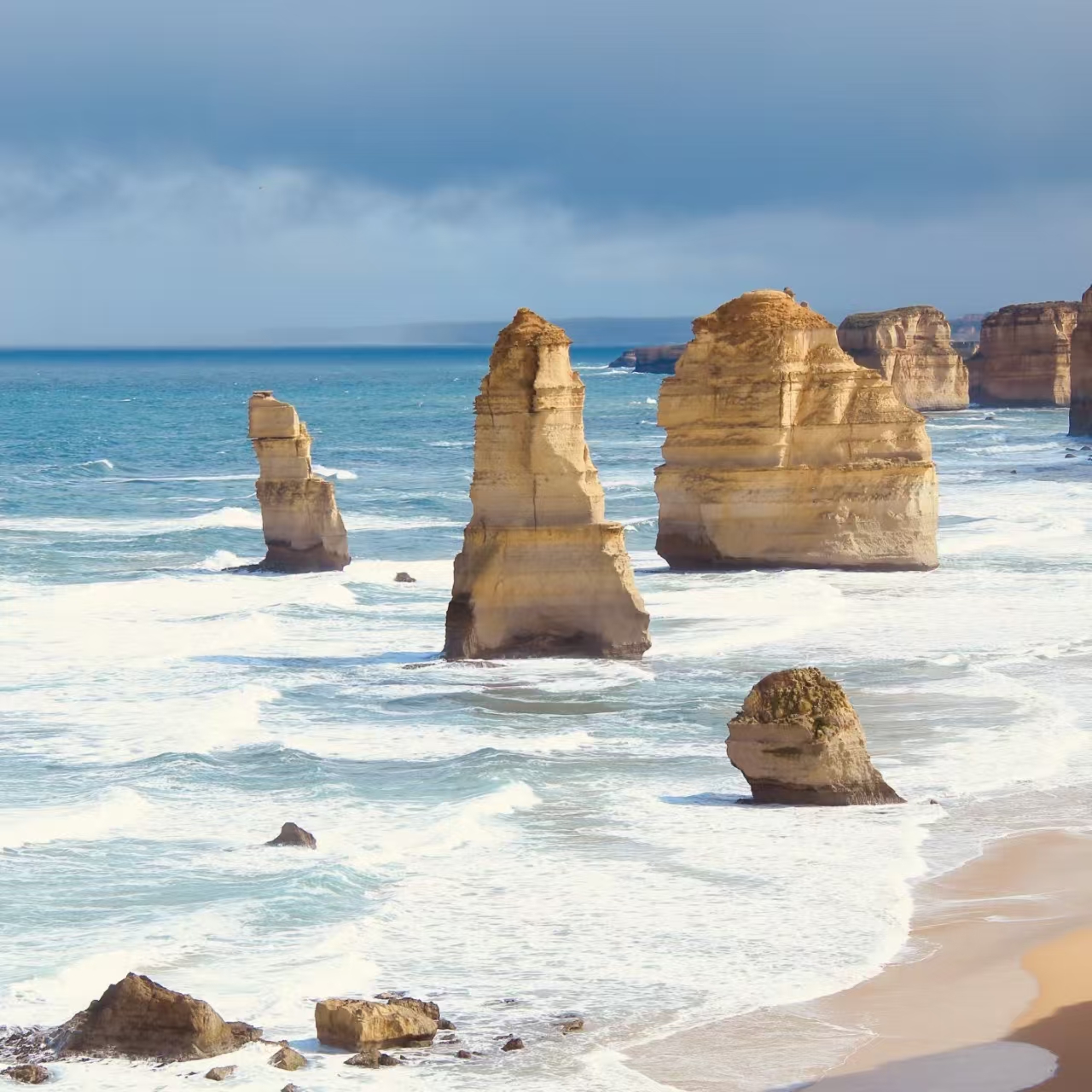 探索大洋路体验澳洲海岸线的独特魅力！壮丽海景，鬼斧神工 精选景点：洛克阿德峡谷+小红帽灯塔+阿波罗湾+肯耐特河寻找考拉 反向出发·避开人潮·早晨直达十二门徒让您轻松欣赏自然奇观 中文司导·正规旅游运营车·深度游览·轻松玩转大洋路