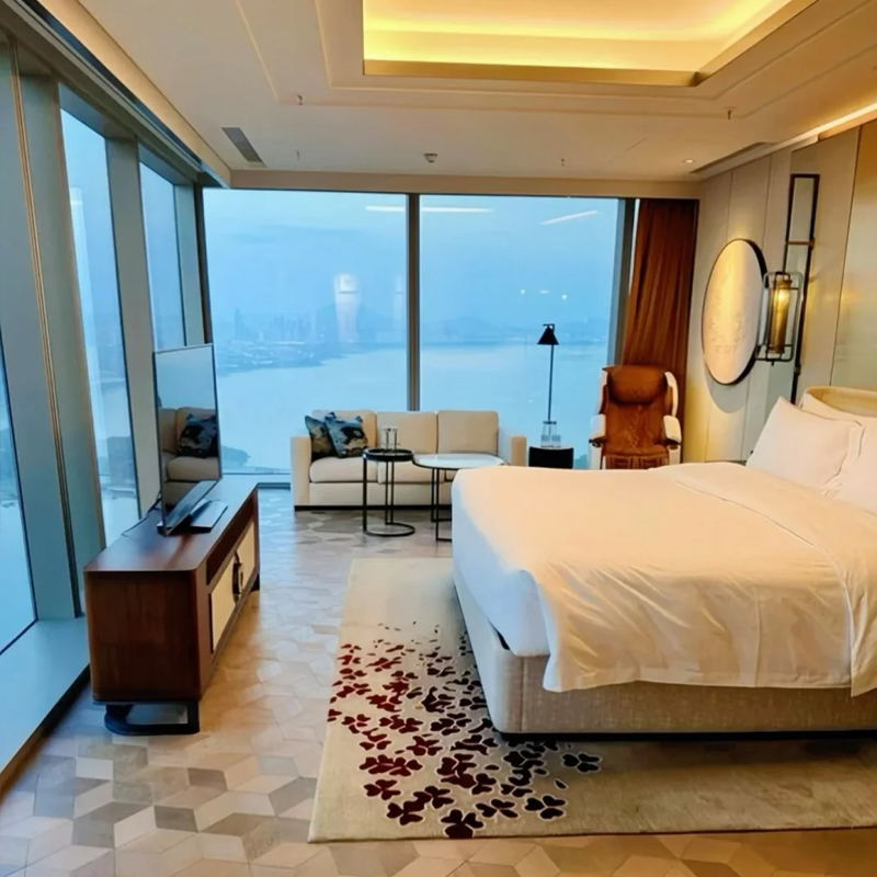 00 间客房均 56㎡起跳，落地窗可览前海湾景 露台更是观赏海湾落日的绝佳去处 套餐含每天双人早餐，送酒店消费券 享VIP礼遇，提前入住延迟退房、免费升级房间、生日布置等