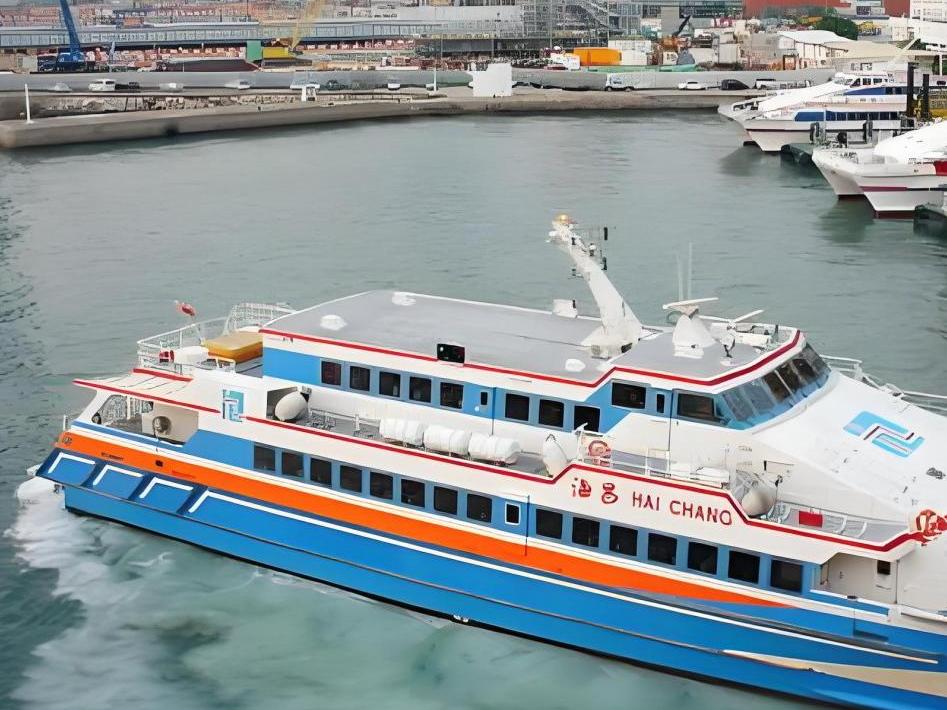 香港到珠海九洲喷射飞船从九龙中港城码头出发 跨境高速船,游览港珠澳两地景致 约70分钟航程以内快速深澳到达