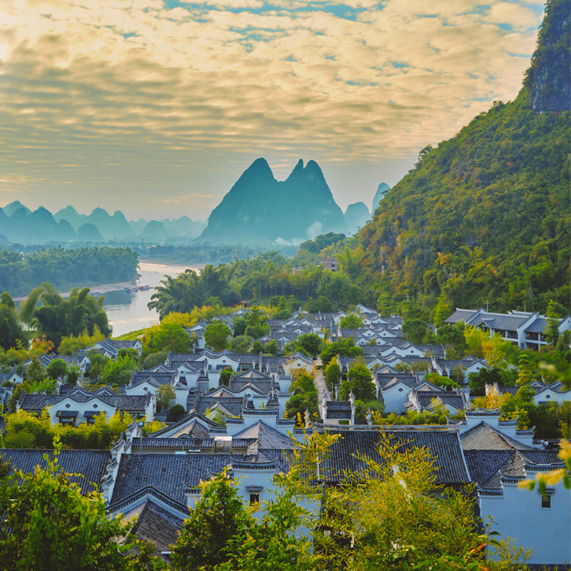 全年可用，适合度假出行 每个房间装点着格子窗和水墨画，摆放了各种手工艺品和中式经典家居 园林与水体穿插布置于其中，和青山绿水的优美环境相得益彰 借鉴了桂北民居小青瓦、坡屋面、白粉墙、木格窗、吊阳台、青石墙裙等元素