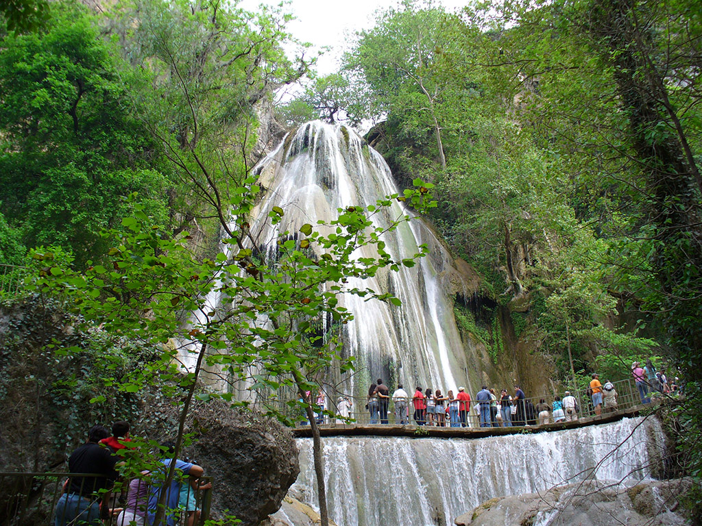 墨西哥蒙特雷旅游在圣地亚哥普韦布洛魔术师骑马-封面