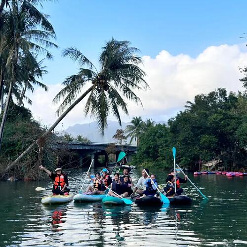 【基】三亚本地旅行社，14年三亚旅游经验，为您的服务保驾护航 【游】 体验浆板乐趣——海南必打卡的休闲运动！ 【享】初次体验者、追求高性价比的玩家首推追求 【乐】一价全包，不含其他隐形消费，强制消费，让您游玩安心