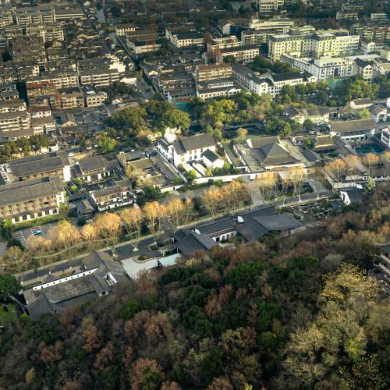 【需要二次确认】下单前请务必先提供日期咨询客服查房，有房再付款. 【住】快园高级大床/双床房 2 晚(连住)  【食】早餐 2 份/天 + 首日欢迎水果 +双人正餐（中/晚二选一）  【享】新锐旅拍 送电子版底片3张（含快修）+ 乌篷船兑换票