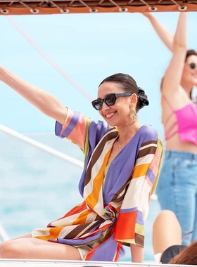 巴塞罗那海岸双体船 2 小时之旅Small-Group Catamaran Cruise