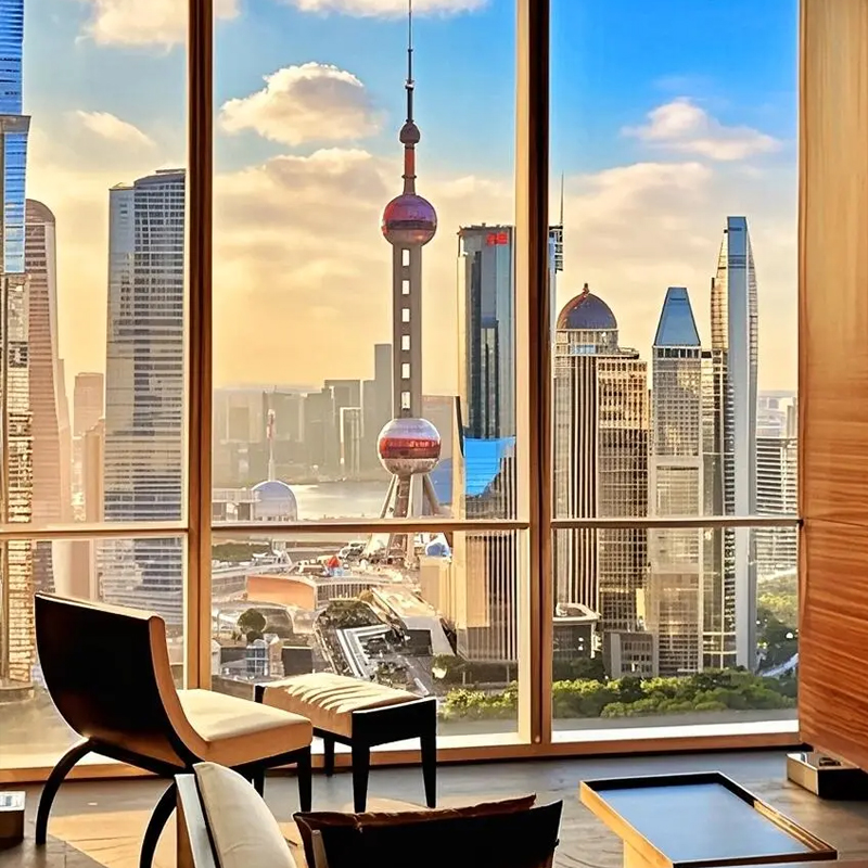 酒店位于上海中心大厦顶端，是全球最高酒店之一 其 “天之锦” 餐厅是世界最高餐厅 套餐含每天双人早餐，送酒店消费券 享VIP礼遇，提前入住延迟退房、免费升级房间、生日布置等