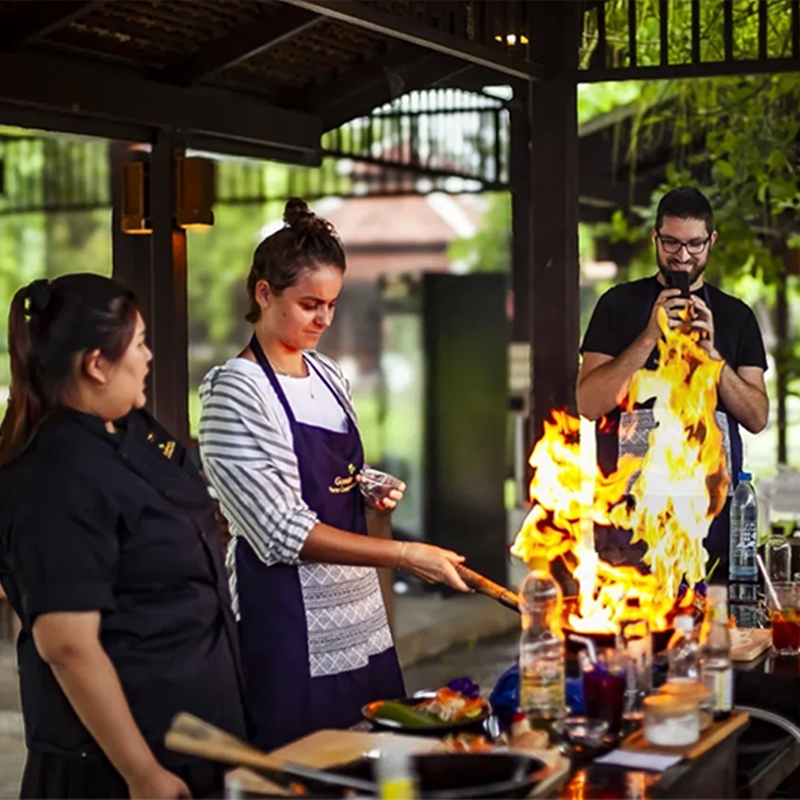 泰国清迈奶奶厨房Grandma 妈妈厨房姐姐学校中文教学体验学做泰餐