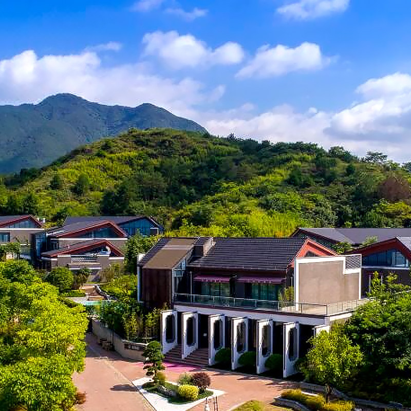 【需要二次确认】下单前请务必先提供日期咨询客服查房，有房再付款. 【住】禾居大床/双床房 （背靠山景） 2 晚(连住) 【食】早餐 2 份/天 + 首日欢迎水果 1 份 + 迷你吧 1 份  【享】45分钟旅拍免费体验（含2张精选电子照片）+天台山高铁接送站服务