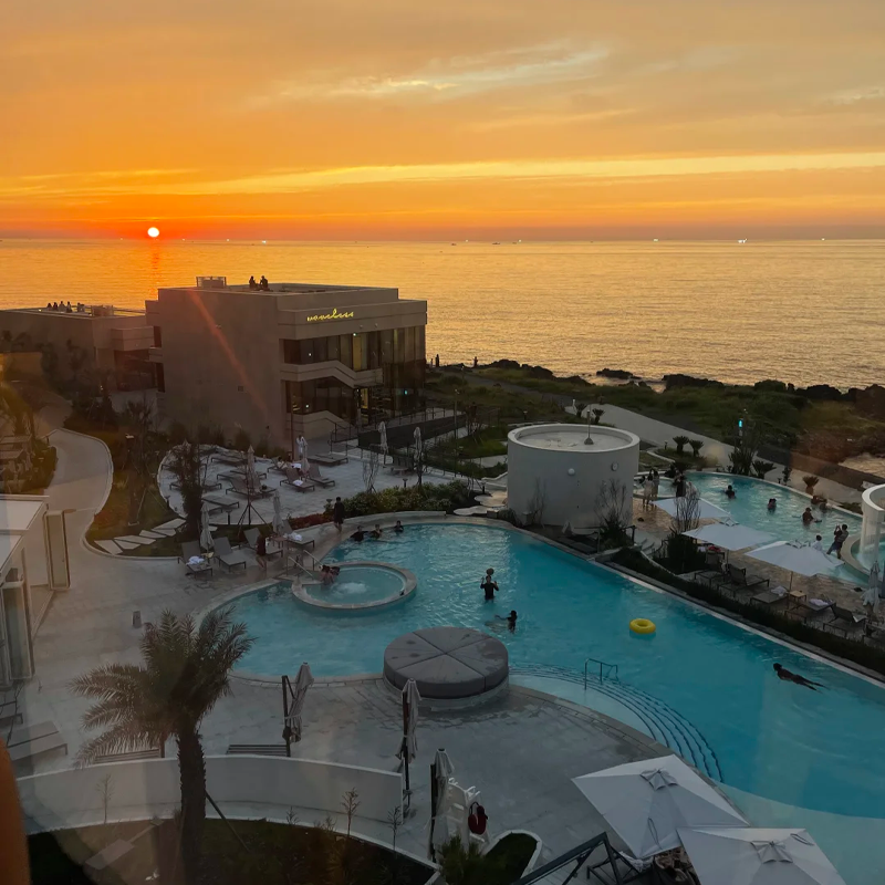 拥有济州最大的带无边泳池的户外露台，可提供丰富的餐饮和休闲体验 酒店所有房间均有阳台和落地窗，可欣赏海景 实名预定保证入住，预定后可致电酒店查询 正规渠道直连，正品承诺护航，旅程省心更放心