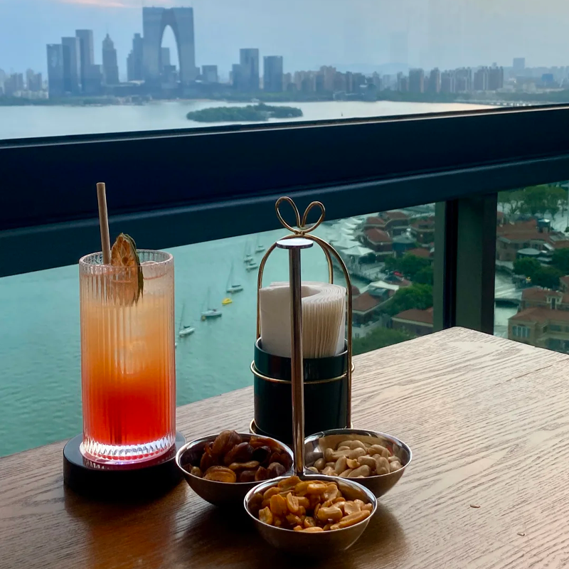 客房均配全景落地窗，可俯瞰金鸡湖与城市天际线 115 层天际大堂兼具艺术氛围与高空景观，悦廊云端下午茶是酒店打卡点 套餐含每天双人早餐、升级房型、提前入住延迟退房权益 官方直连正规渠道下单，实名入住，专业客服一对一全程护航