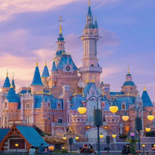 六大主题园区：亲密互动，各种游乐设施 精彩的演出和游行：表演、音乐剧、烟火秀等。 享受优先进入热门景点 多样化的美食和商品