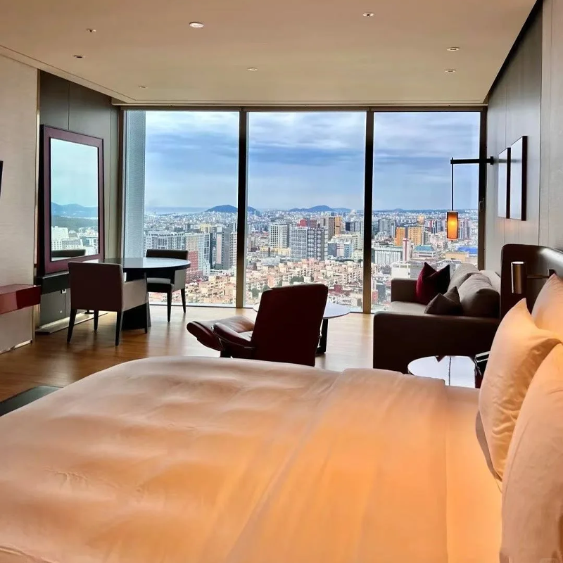 拥有超大会议空间适配大型会展，还有水疗中心、室内外泳池及网球场等 设多家特色餐厅，泰式茶餐厅可赏四面佛景，法餐店有爵士驻场 套餐含每天双人早餐，送酒店消费券 享VIP礼遇，提前入住延迟退房、免费升级房间、生日布置等