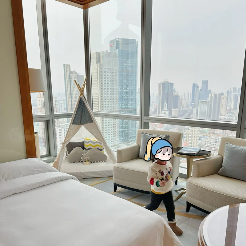 客房配落地窗可赏团结湖公园及城景，卫浴带地暖与高端洗护品 40 层以上行政楼层可赏外滩与城市景致 套餐含每天双人早餐，送酒店消费券 享VIP礼遇，提前入住延迟退房、免费升级房间、生日布置等