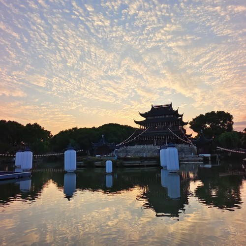设 4 家特色餐廊，标厦中餐厅主打淮扬菜，凤盘庭茶廊可体验茶艺 2788 平米水疗中心用椰奶等本地食材做特色护理 套餐含每天双人早餐，送酒店消费券 享VIP礼遇，提前入住延迟退房、免费升级房间、生日布置等