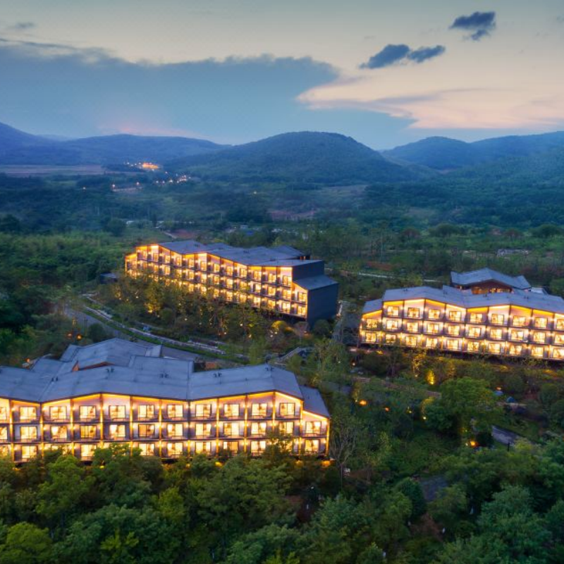 【客栈】景区直营客栈，均含双早+2日东方盐湖城无限次入园门票 【巽宿酒店】景区直营酒店，赏山景、品香茗、沉浸道风山镇逍遥生活 【松桂里酒店】景区直营酒店，清新蓝调配饰，简洁设计，古朴不失典雅 【虫二客栈】景区直营客栈，位于景区中心位置，毗邻太极广场和逍遥阁