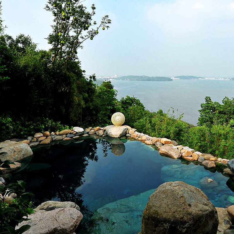 1.高级山景房1晚 2.双人自助早餐 双人涵田半山温泉门票（，入住期间温泉可无限次出入） 5.聆湖湾休闲乐园门票（迷你农场+无动力乐园+撸猫馆+蹦床公园） 涵田特色旅拍体验赠送3张精修照片+15秒短视频