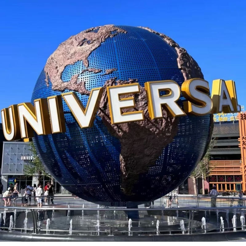 【住】四钻豪华酒店通兑，位置优越，含酒店到园区固定班车接送 【玩】北京环球影城门票, 尽情畅玩七大主题乐园 【享】享次日中西早自助早餐！美食享不停 【赠】免费停车，健身室使用，智能房间