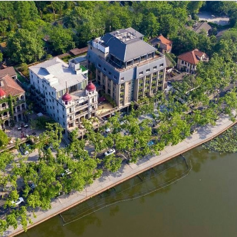 【需要二次确认】下单前请务必先提供日期咨询客服查房，有房再付款. 【住】何庄园景双床房 2 晚(连住) +双早 【享】首日欢迎水果+ 迷你吧+旗袍旅拍体验（赠送 5 张精选电子版照片 【地理位置】依山傍水，咫尺西湖，是杭州为数不多、拥有漫长湖岸线的饭店