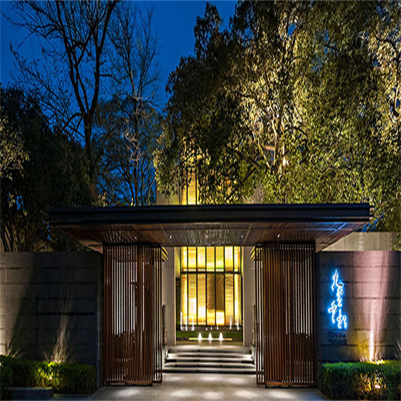 九里云松精品度假酒店，坐拥丰富的人文旅游资源 距离千年古刹灵隐寺、天下第一财神庙仅一步之遥 酒店共有42间客房，格调淡雅舒适而高贵，家具大量使用原木，棉麻，蚕丝等 含双早+主厨主推双人餐+酒店内旅拍体验1次