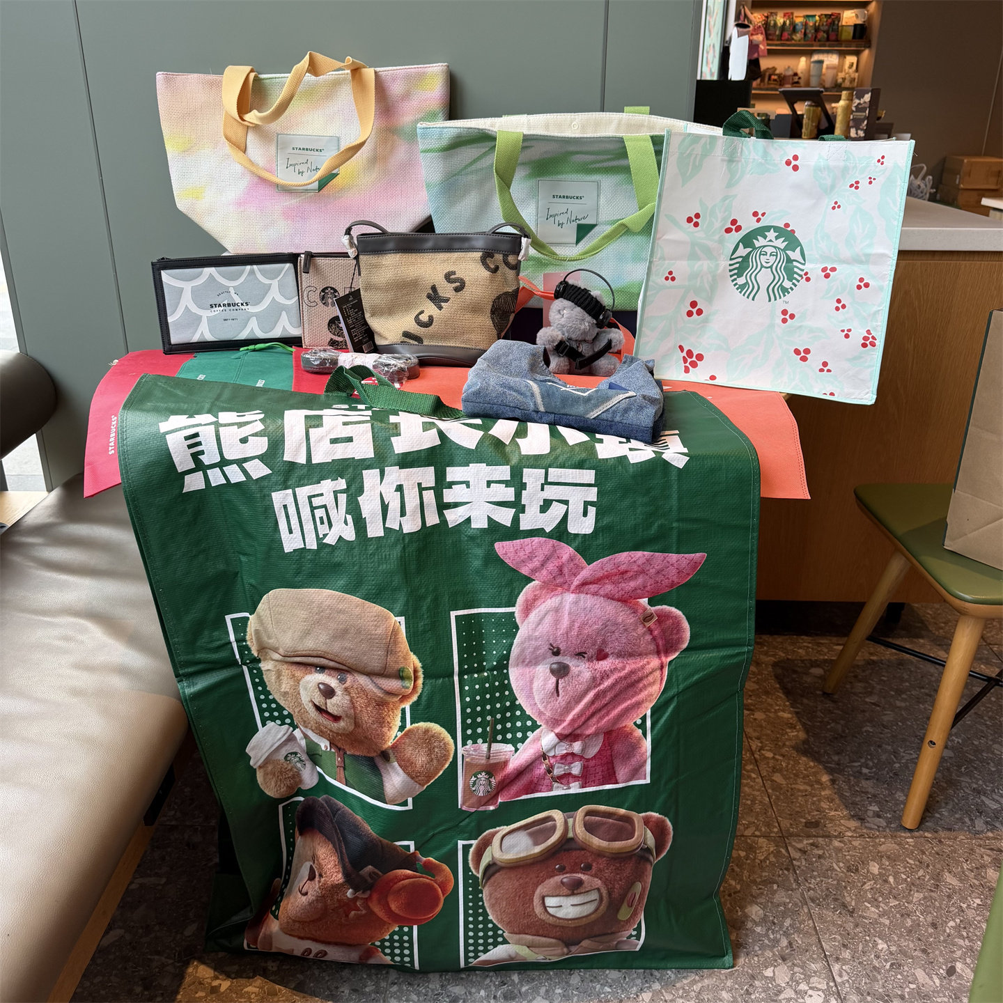星巴克袋子熊店长小镇超大购物袋红色绿色橘色杯套字母logo礼品袋
