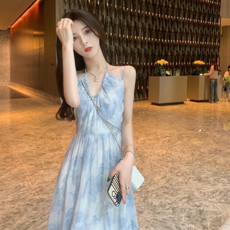 新款气质时尚感简约法式小众设计连衣裙女夏季显瘦吊带碎花A字裙