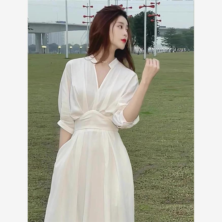 白色连衣裙2025新款女夏气质名媛风别致惊艳高级感港味复古长裙子